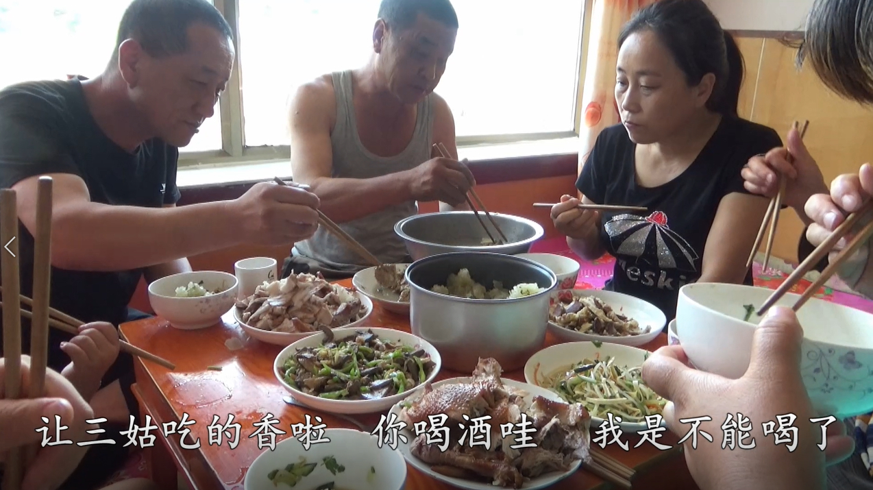 老妈备一桌酒菜招待姑姑,全家吃真馋人,饭后二姑忙洗锅,真暖心
