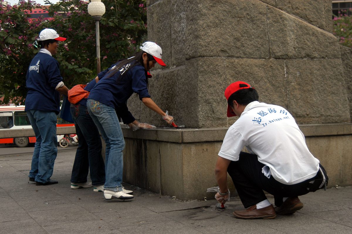 男子街头3次朝学生泼粪被拘：看不惯随地吐痰、擤鼻涕的群众但又不敢对成年人下手