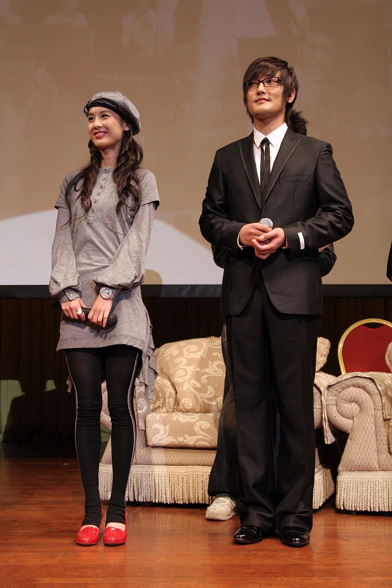 2007年 10月 30日 , 北京 , 电影 《 丁家 有 女 喜洋洋 》 同名 新书