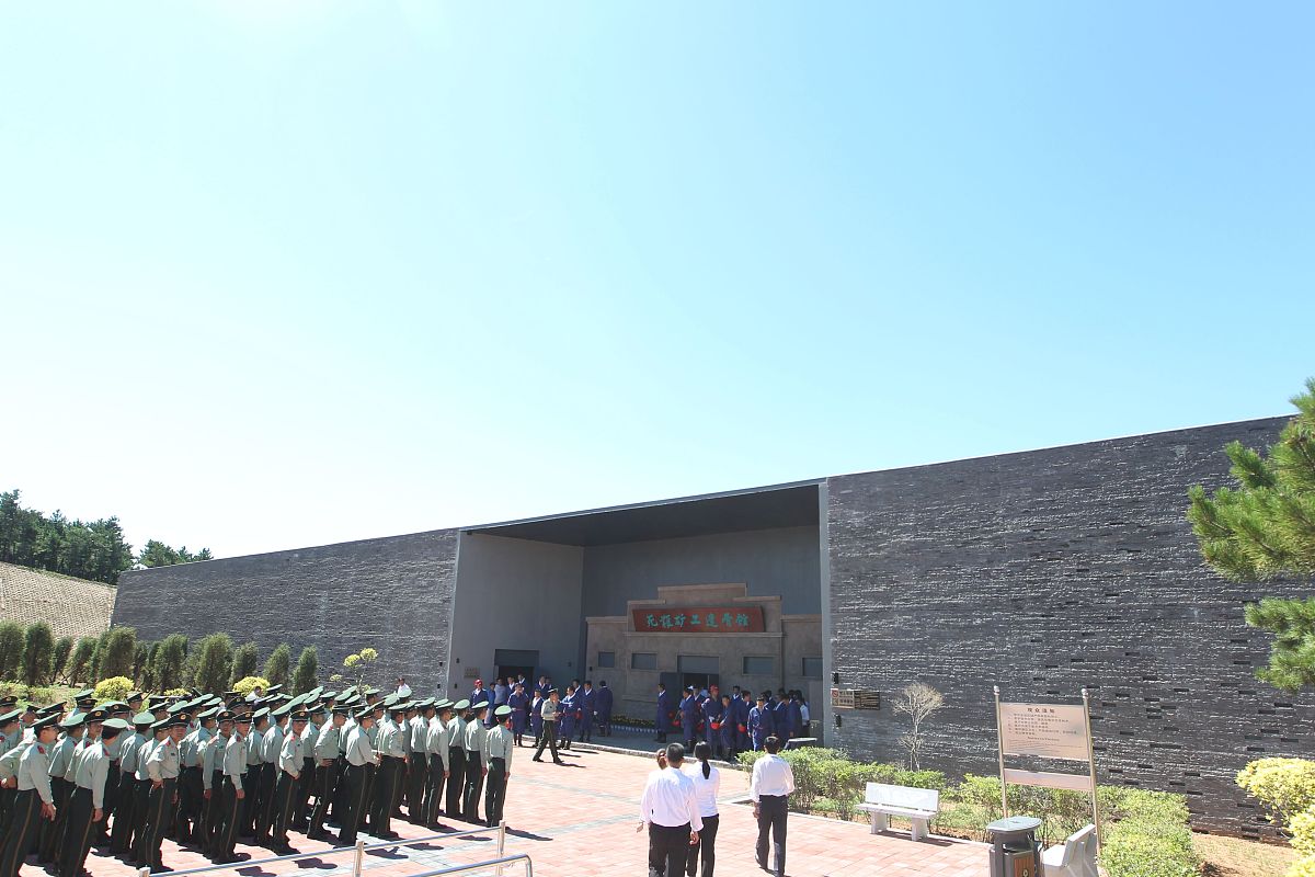 2015年08月15日,辽宁阜新,阜新万人坑遗址开展反法西斯暨中国抗日战争