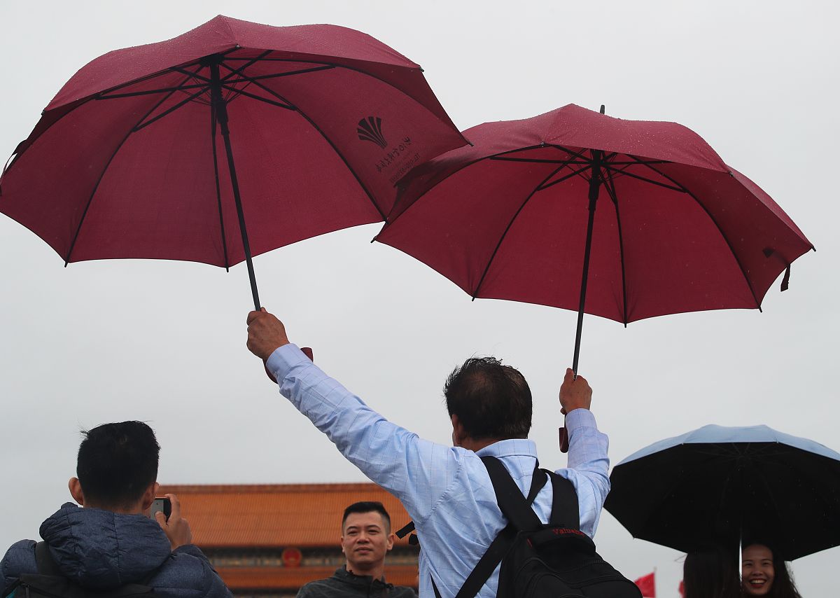 2019年10月4日,北京迎来降雨降温天气,天安门广场的游客参观游览热情