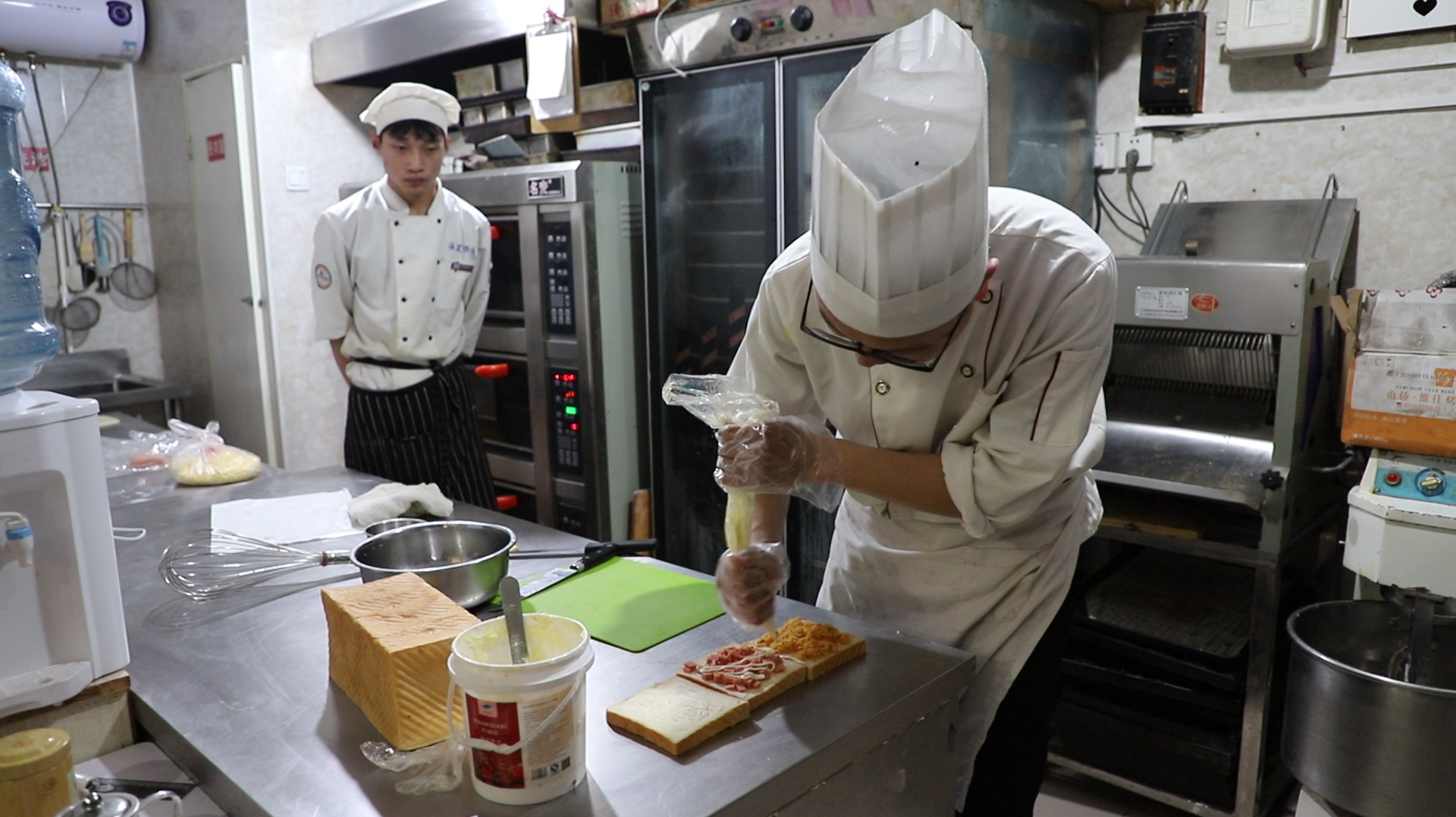 法国人爱吃的烧烤三明治,面包师傅详细的做,徒弟一旁认真的学