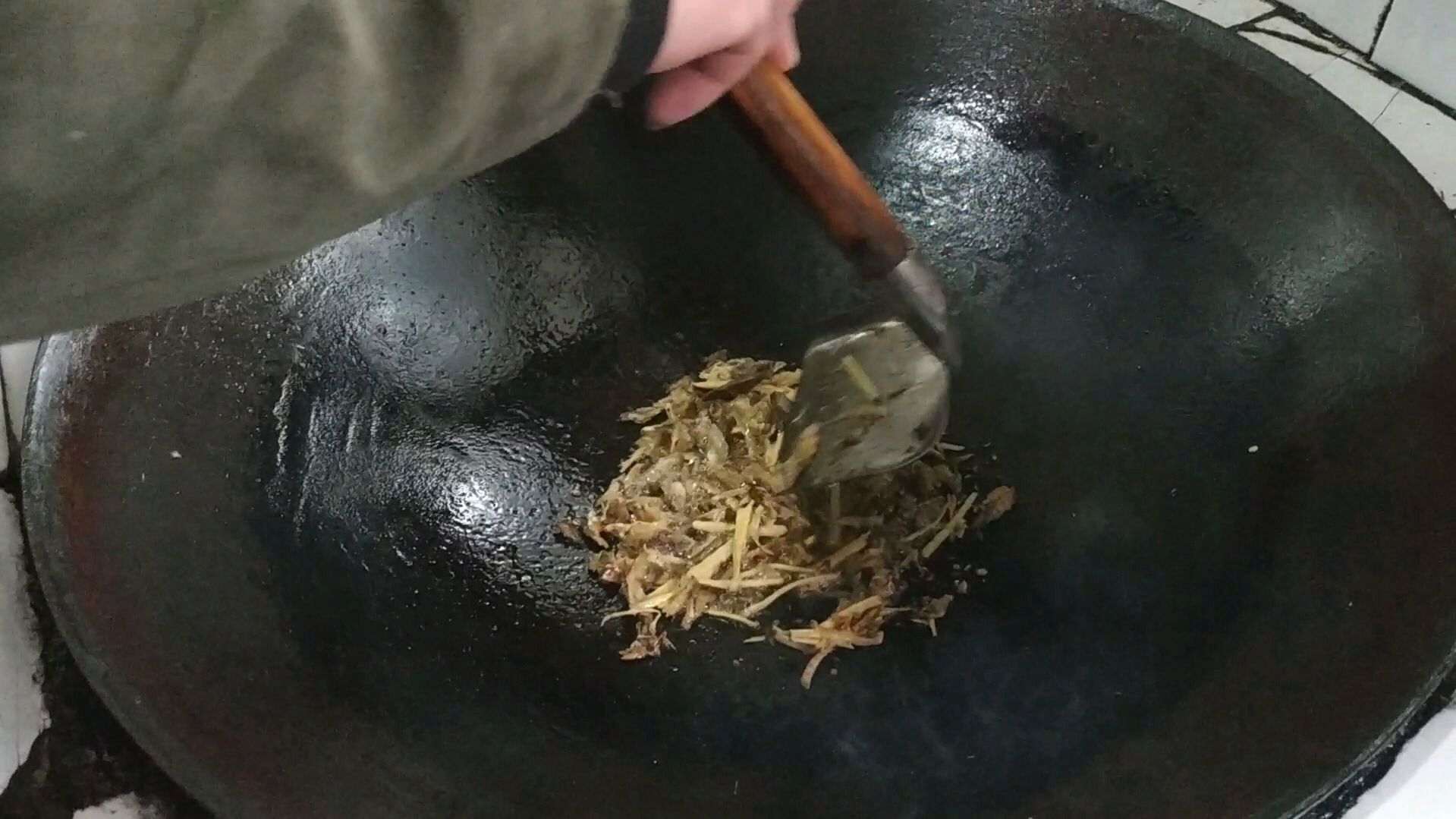 小伙下班回来自己动手做了一个辣椒干炒鱼干好好吃