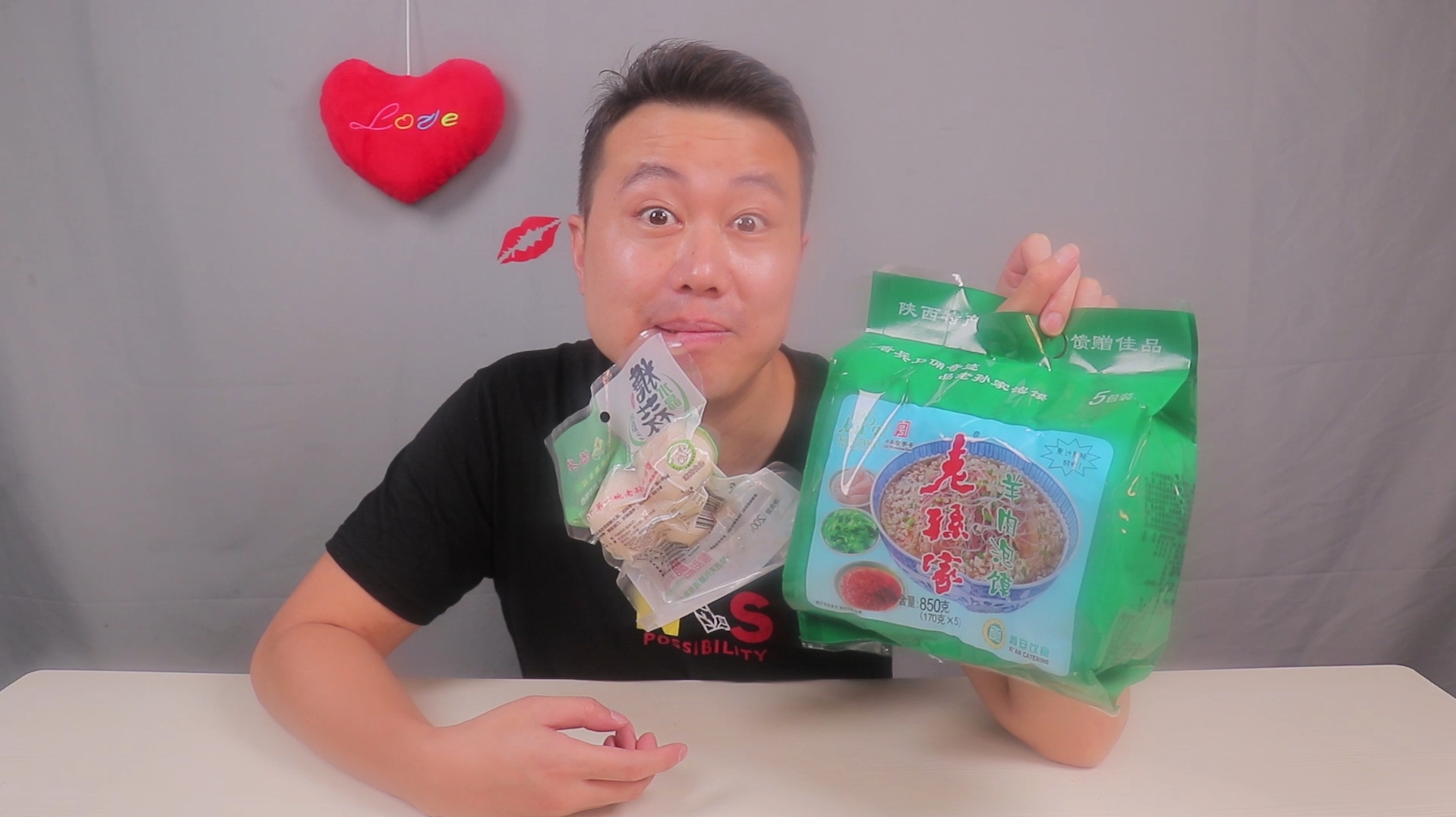 试吃陕西西安特产“羊肉泡馍”,不知是否正宗,只有先干为敬