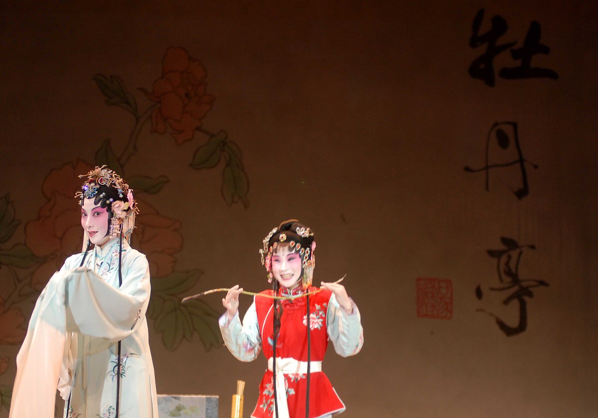 青春版《牡丹亭》：经典重塑，展现当代青年爱情与自我