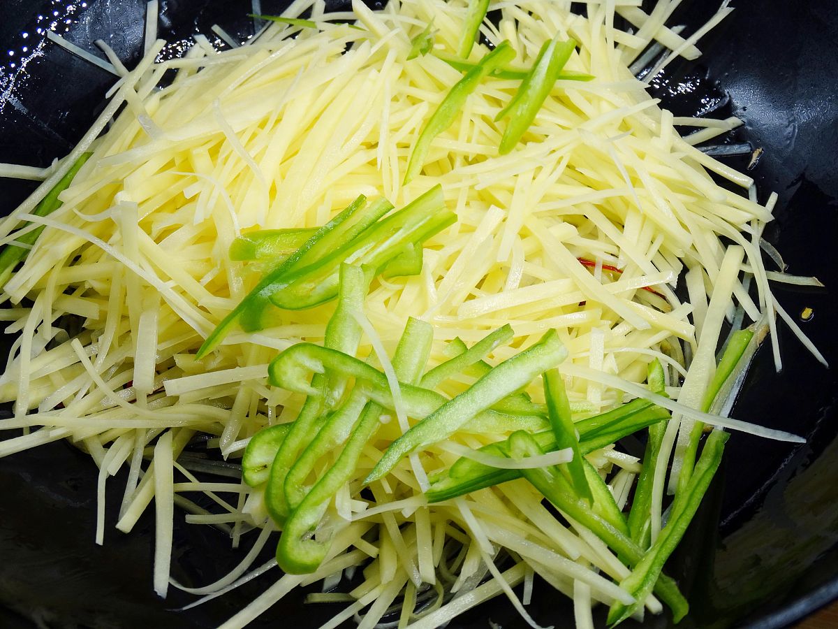 请帮我写1篇600字的博客文章主题是：炒土豆丝的做法