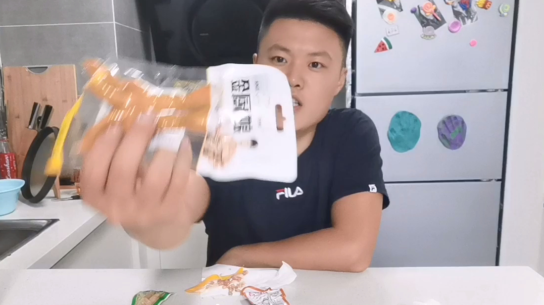 小伙今天搞了点速食鸡爪,价格不等尝试一下哪个好吃值得推荐