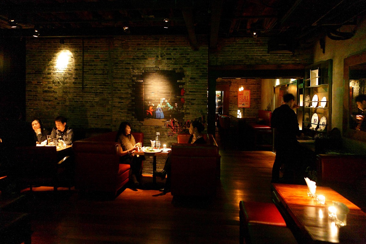 生成一个学校周边的酒吧商业计划书，要详细且可行性高。