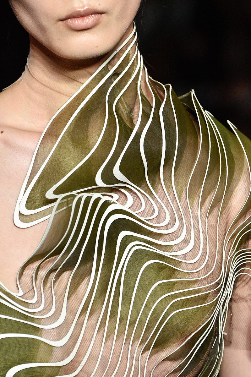 2018秋冬巴黎高定时装周 :iris van herpen 细节
