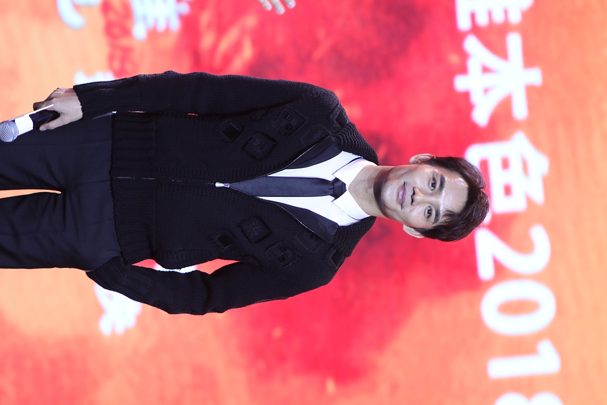王凯"擒拿"马天宇上演后背杀画面太美 现场秀枪法斗帅颜值爆表