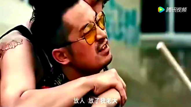 一群小相救混混小伙被小伙欺负,没想到老头是真正的2012湖南卫视电视剧图片