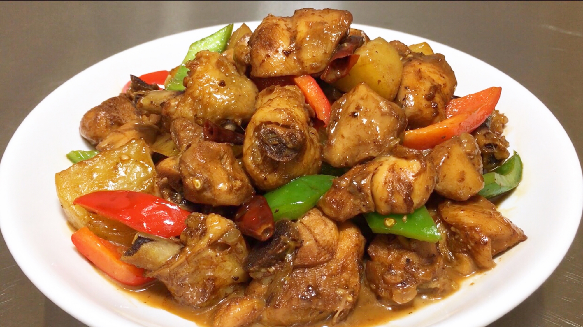 红烧鸡块色香诱人,肉质鲜嫩,制作十分简单,越吃越过瘾