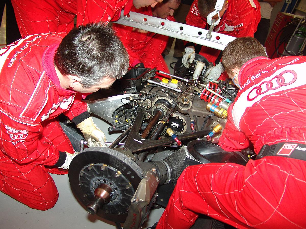 2004年7月16日下午,在上海国际赛道上,作外参赛厂商之一的奥迪已经把
