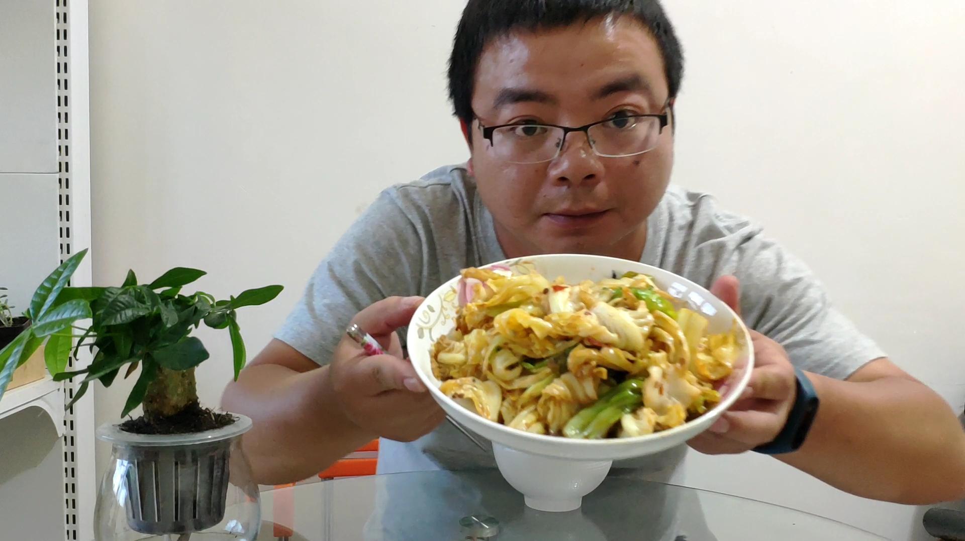 1个人的晚饭酸辣球白菜,很素但是很下饭