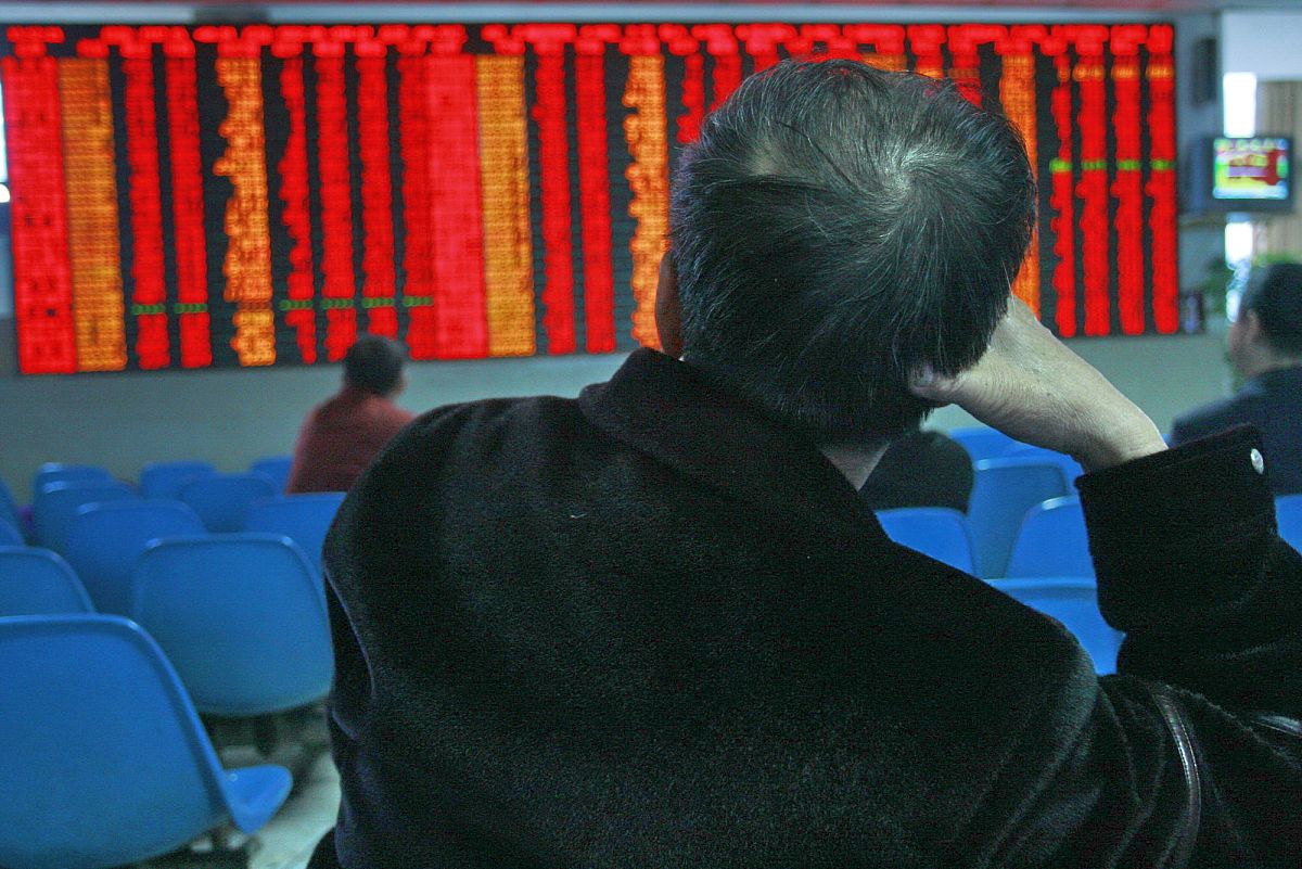 中国最勤奋最爱学习最有知识的群体并不简单目前看来除了高三学生就是股民了。根据上述内容写出散户的勤奋艰苦付出一切但又得不到的心酸感 妙趣横生文笔流畅辞藻华丽2000字