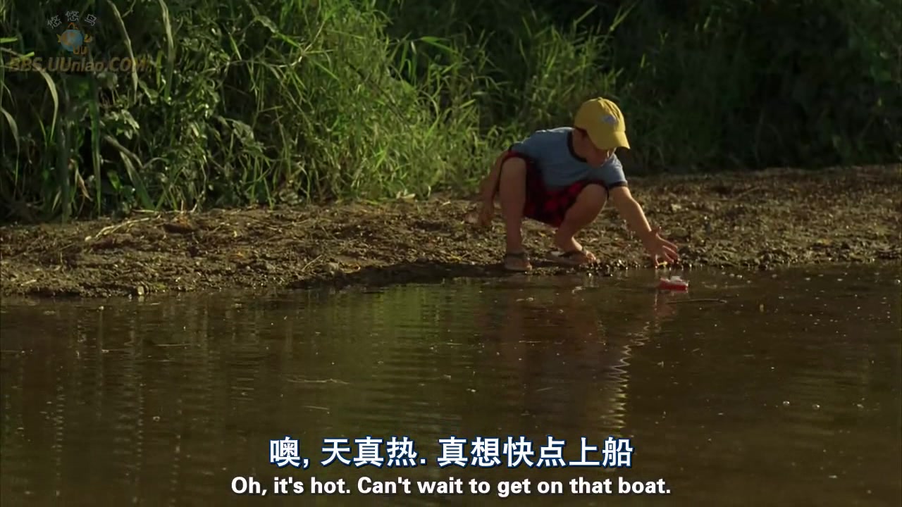 男孩在河边玩小船,一只鳄鱼朝他游去,可鳄鱼却被另一种生物吃了