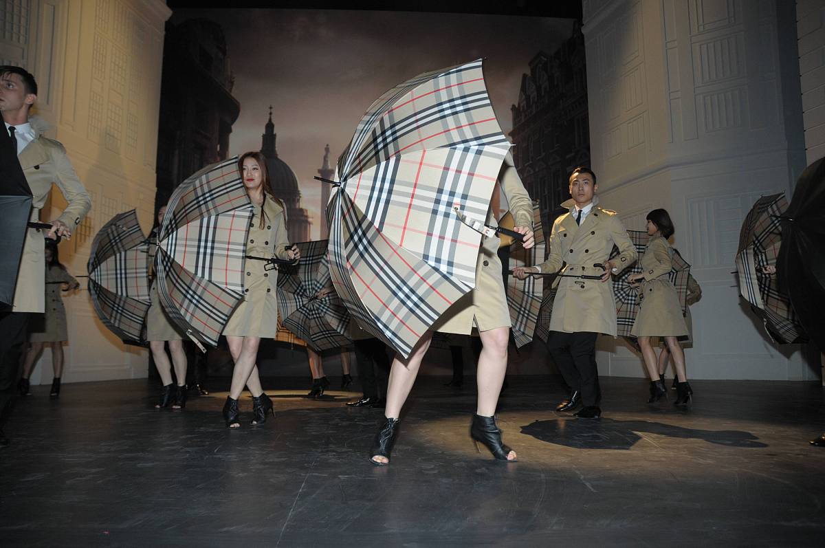 巴宝莉 vs 香奈儿：品牌差异大揭秘