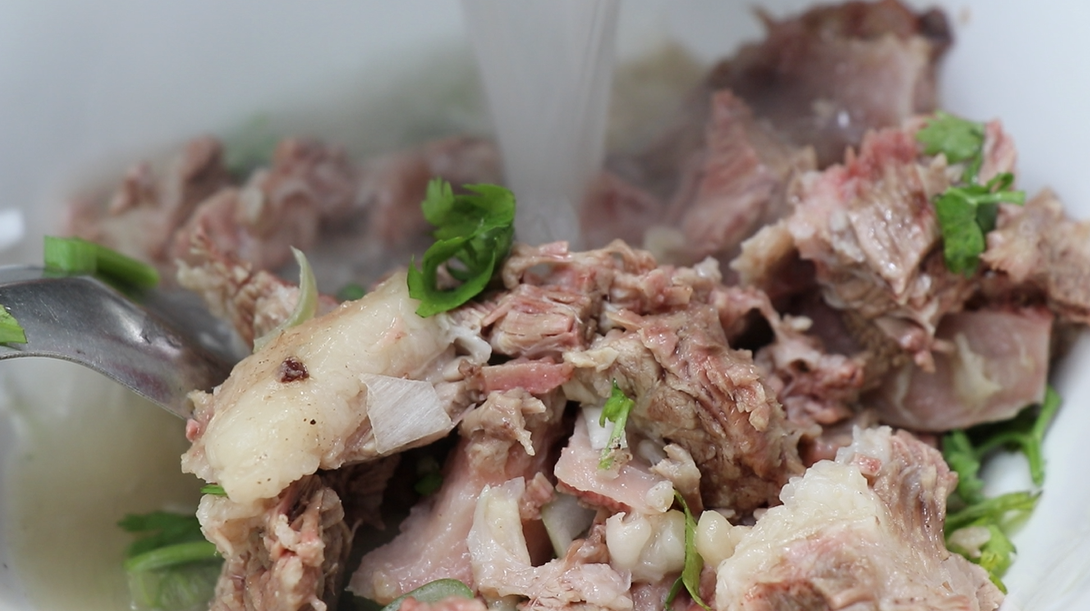 农村羊肉汤馆,一天炖10只羊,一碗至少15元,来吃还得排队