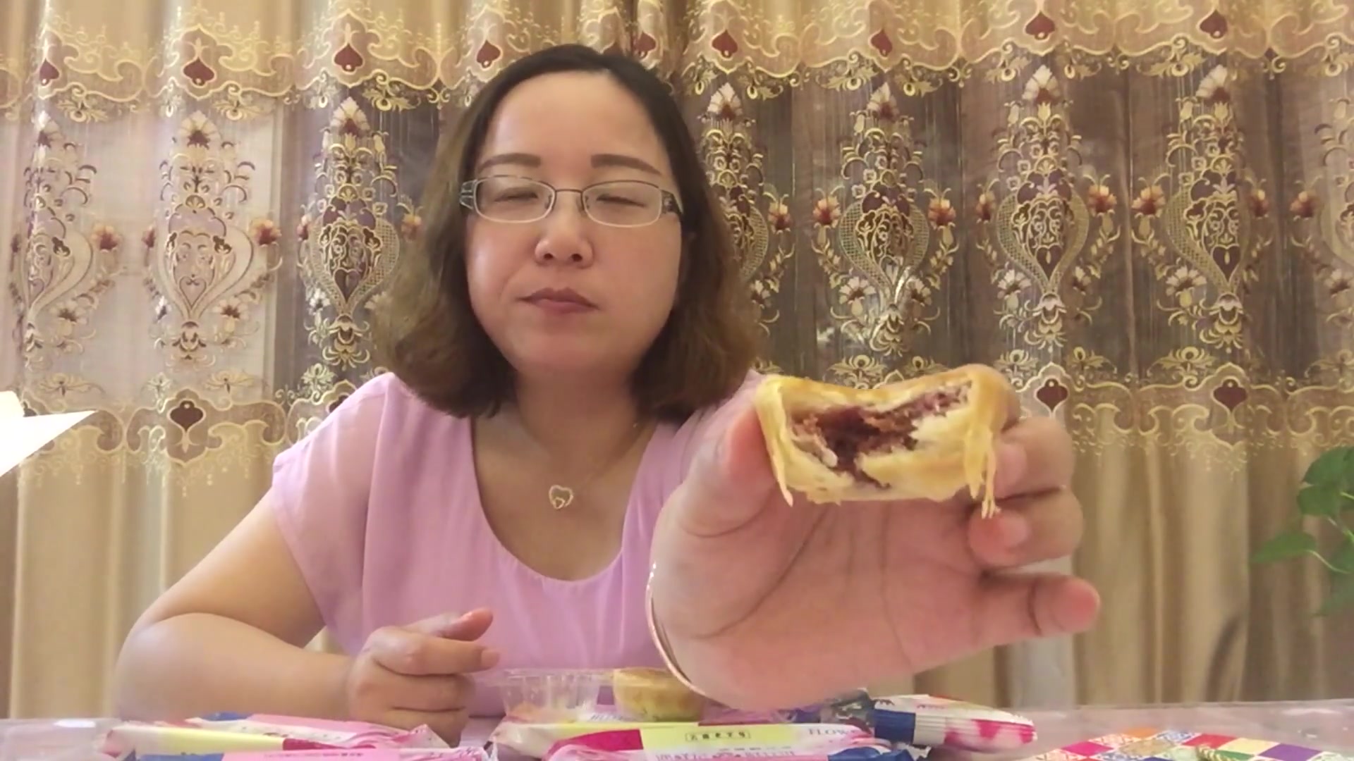 试吃云南特产“鲜花饼”,一口下去满是玫瑰的香气,超满足