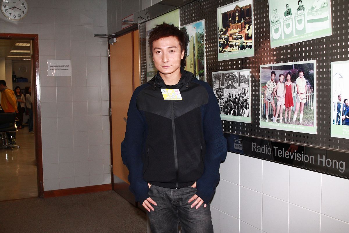 游戏的场景是由很多空岛组成的一场游戏有8个队伍每个队伍有一人且有一张床每个人有20滴血且每次复活都会有一把伤害4的木剑每个空岛上都有物资空岛的类别有出生岛：是玩家的出生点上面有基础物资铁锭金锭每个出生岛都有商店可以购买武器方块护甲工具和食物；钻石岛：有钻石钻石可以给自己的队伍买增加3点伤害的效果买这个效果需要8颗钻石；中岛：有绿宝石可以在商店买武器和护甲。接下来我将说明物资都可以买什么：锁链护甲装