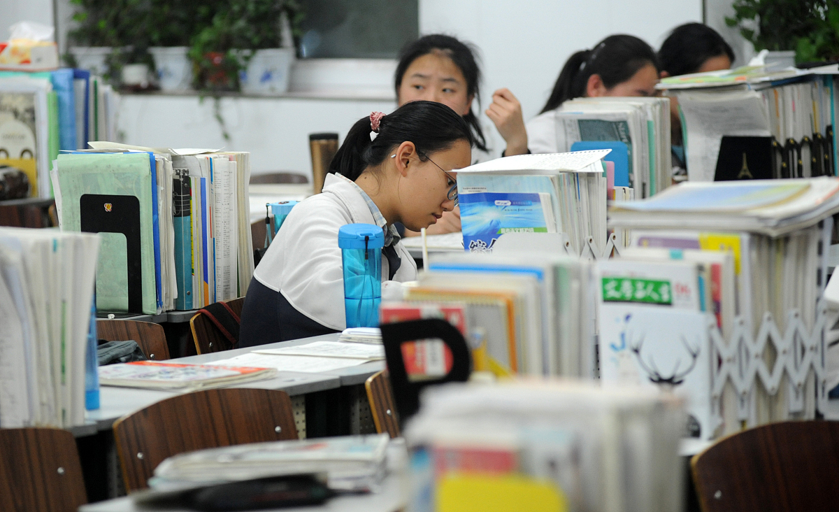 2017年5月10日22时许,山西省太原市,山西大学附属中学高三自习课结束