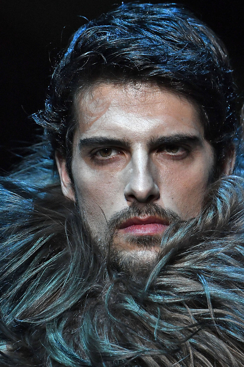 将下面json内容翻译为中文并保持json格式：comment He hasnt had a call yet title Game of Thrones Davos Actor Sent Kit Harington a Message About Jon Snow Spin-Off content pGame of Thrones star Liam Cunningham reached out