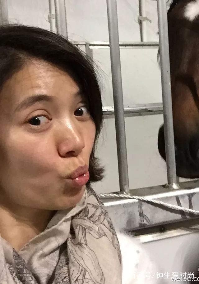 袁咏仪双眼皮宽的过分,像刚割完还没消肿,可是