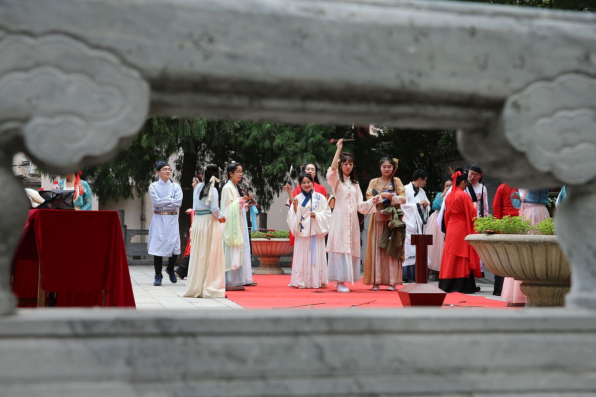 🍂 重阳登高,衣袂飘飘 | 汉服社邀您共赴一场古风盛宴! 🍂 重阳登高,衣袂飘飘 | 汉服社邀您共赴一场古风盛宴!