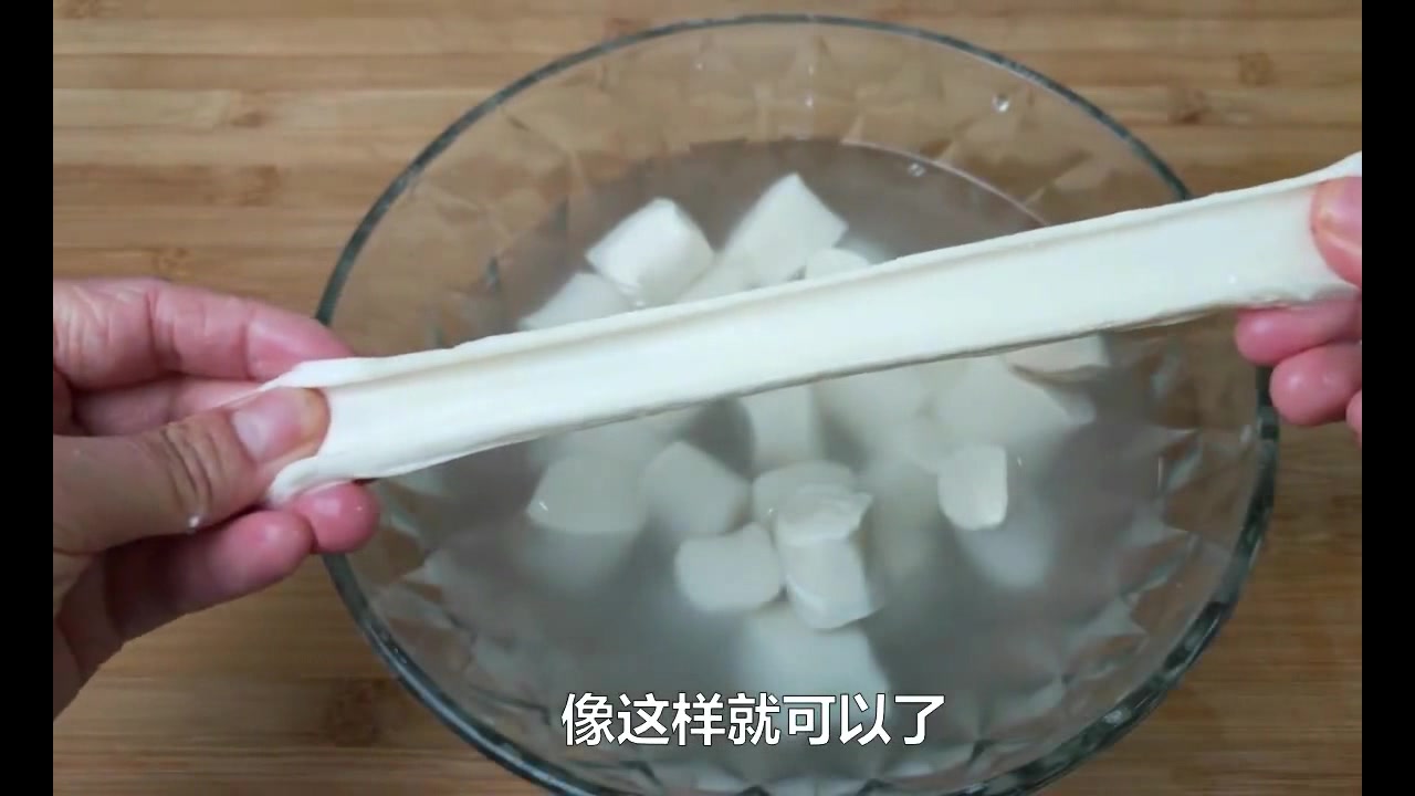 想吃面条不要手擀了,一碗面粉,一碗水,教你把面块变成面条!