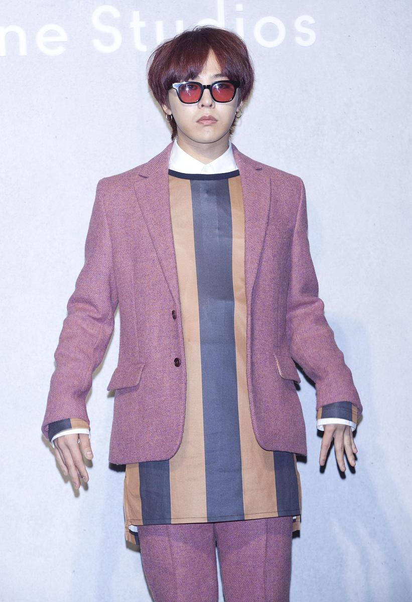 来一篇简约休闲感秋季穿搭文案率性阳光简约时尚。描述服饰细节服饰：甜粉色翻领简约衬衣、浅复古色翻领卫衣时尚休闲、圆领休闲连衣裙轻泡泡袖设计