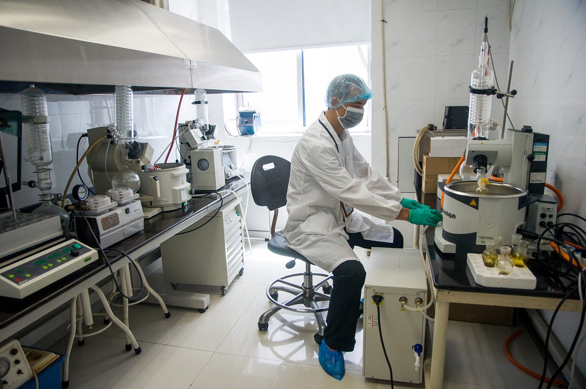 血液净化产品事业部 7月3日 上午 进出车间流程、质量检验标准 李朋晓 下午 产品技术标准检验 7月4日 上午 管路车间、透析器车间参观学习 狄卫涛 下午 护理包车间参观学习 石慧慧根据以上内容写实习内容字数两千字