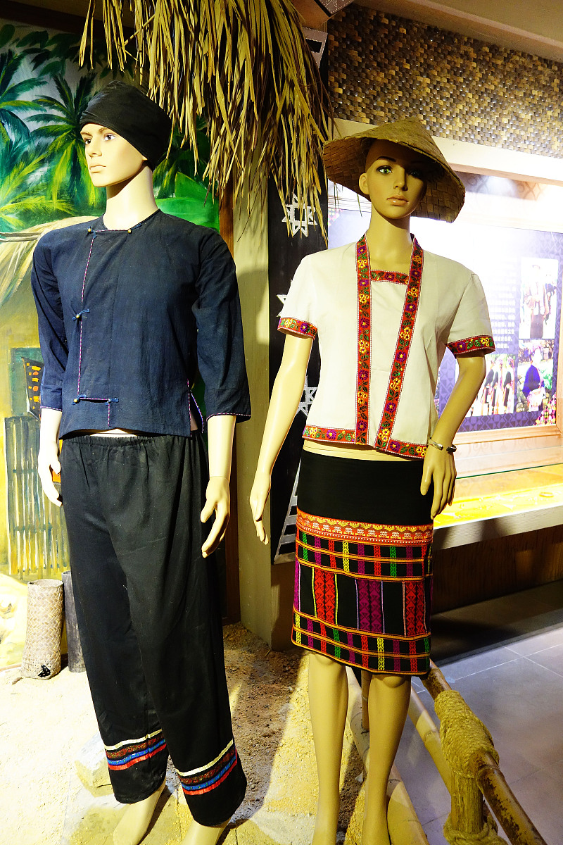 ***_***2013年12月18日,海南省陵水县椰田古寨,黎族服装展示.