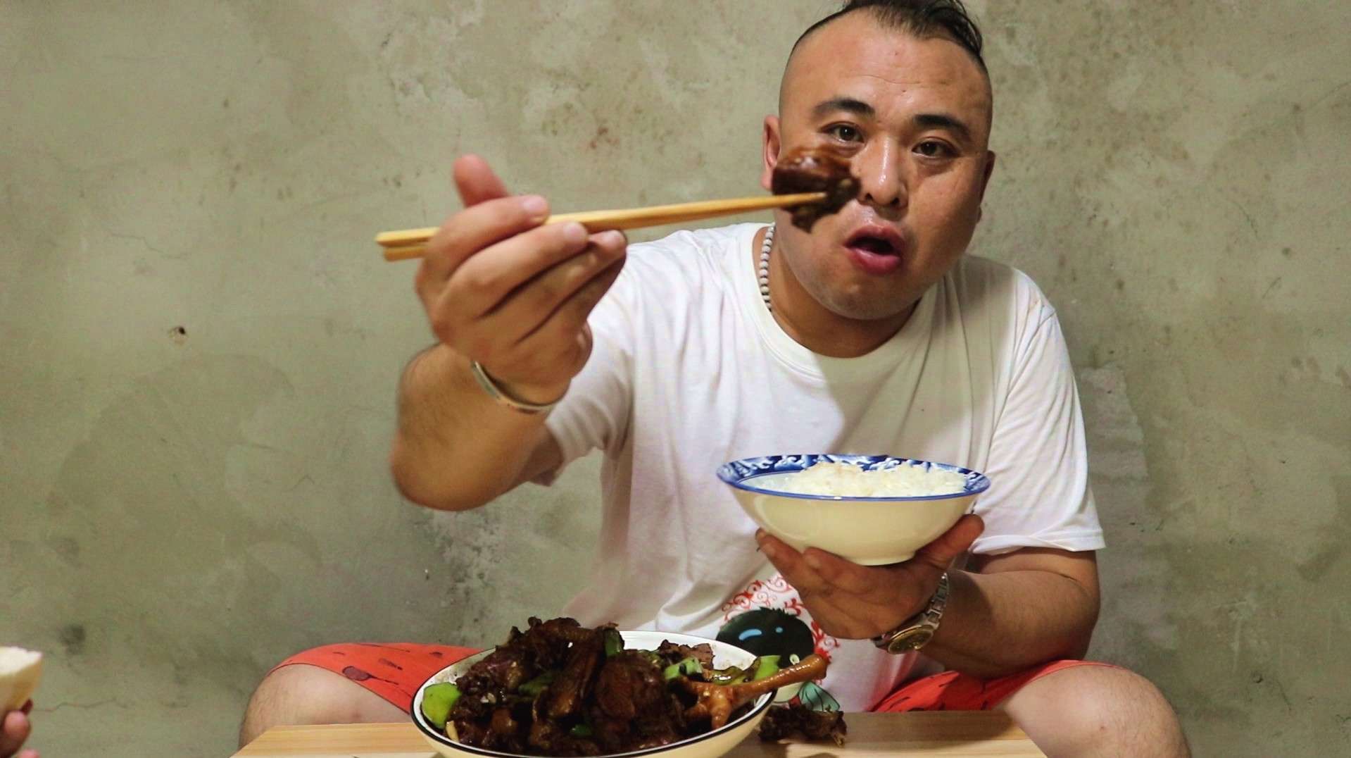 今天去市场买了只鸡,老王这样做,又香又辣,一大锅都不够吃