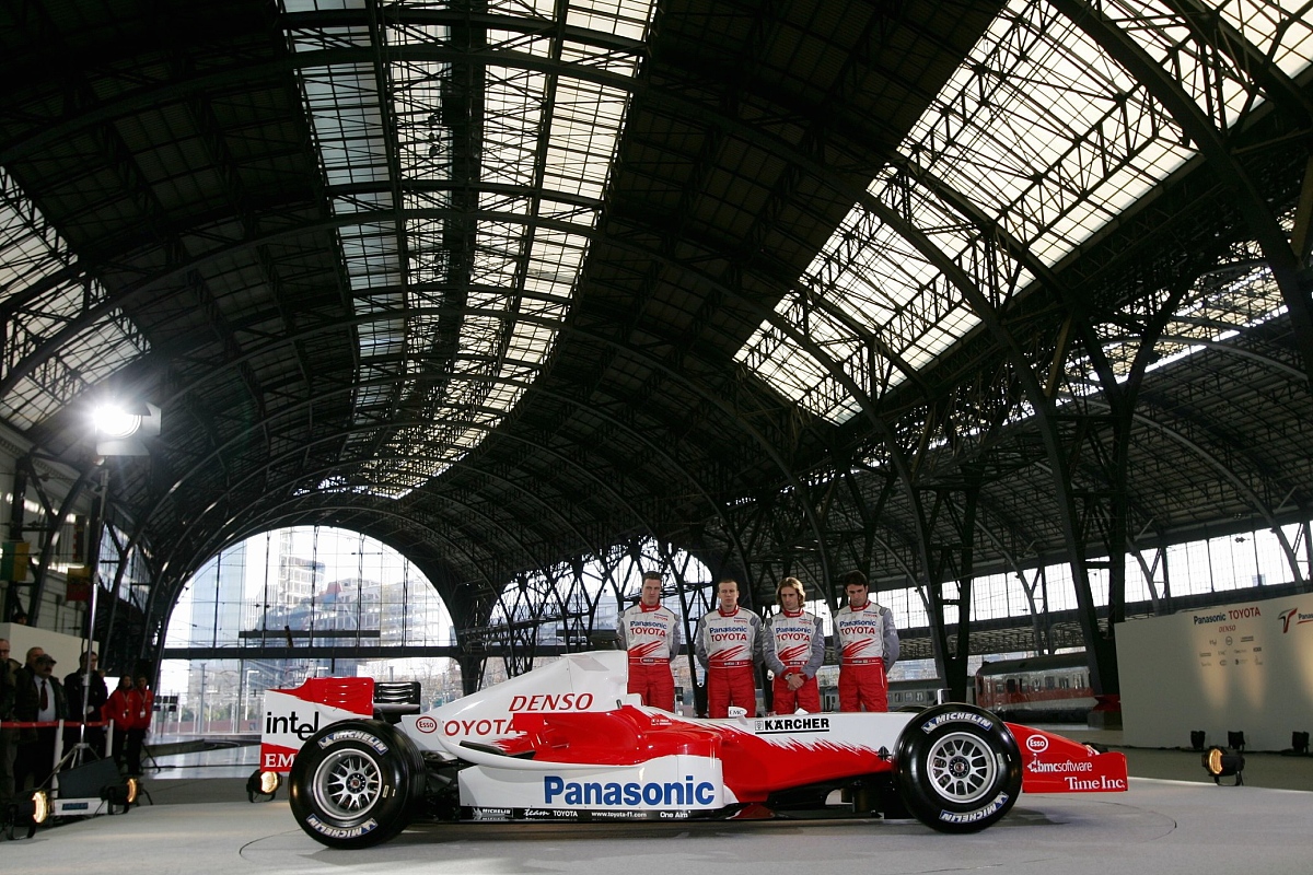 《冲撞战车》手游更新：全新赛道、战车、道具，多人对战燃爆来袭！