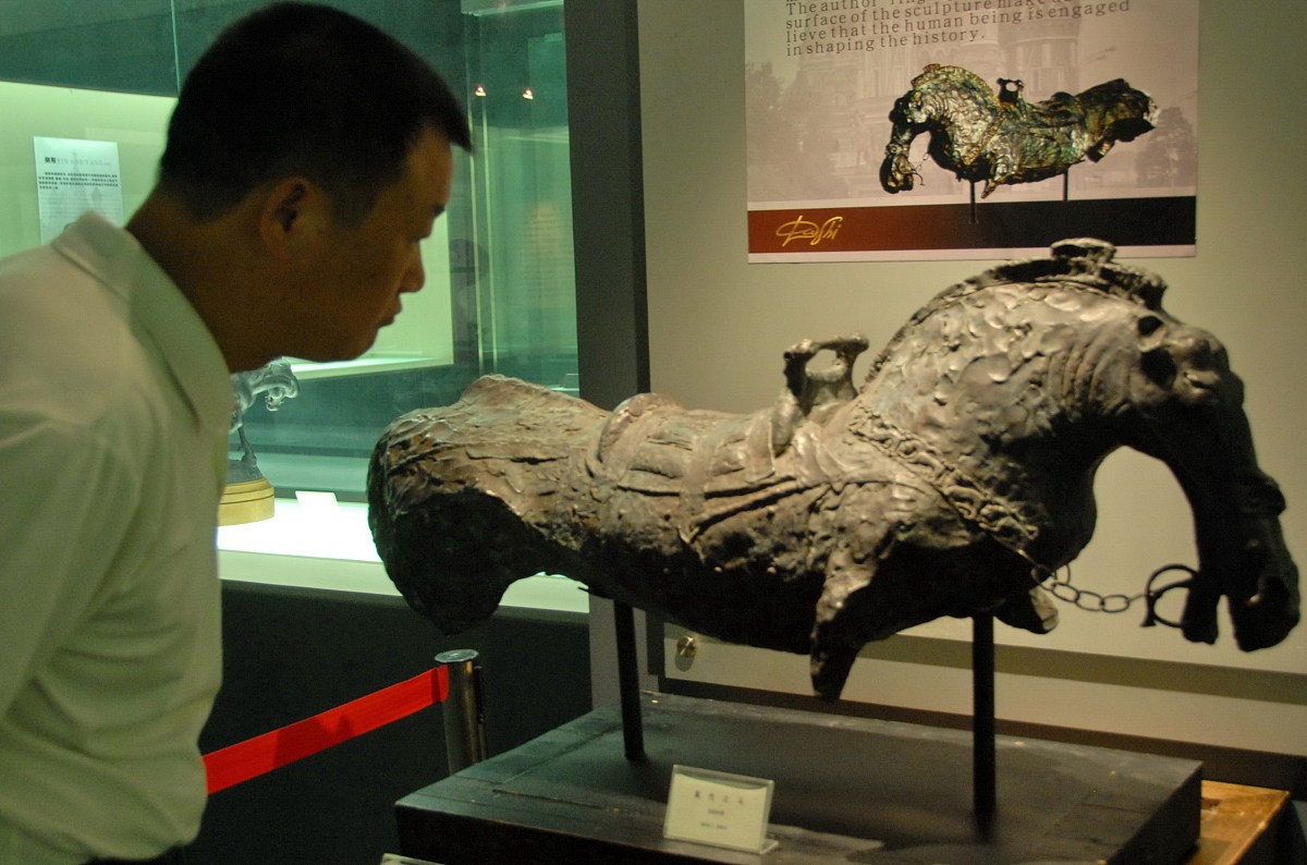 2008年8月1日,观众欣赏雕塑艺术作品,当日,为期一个半月的俄罗斯艺术