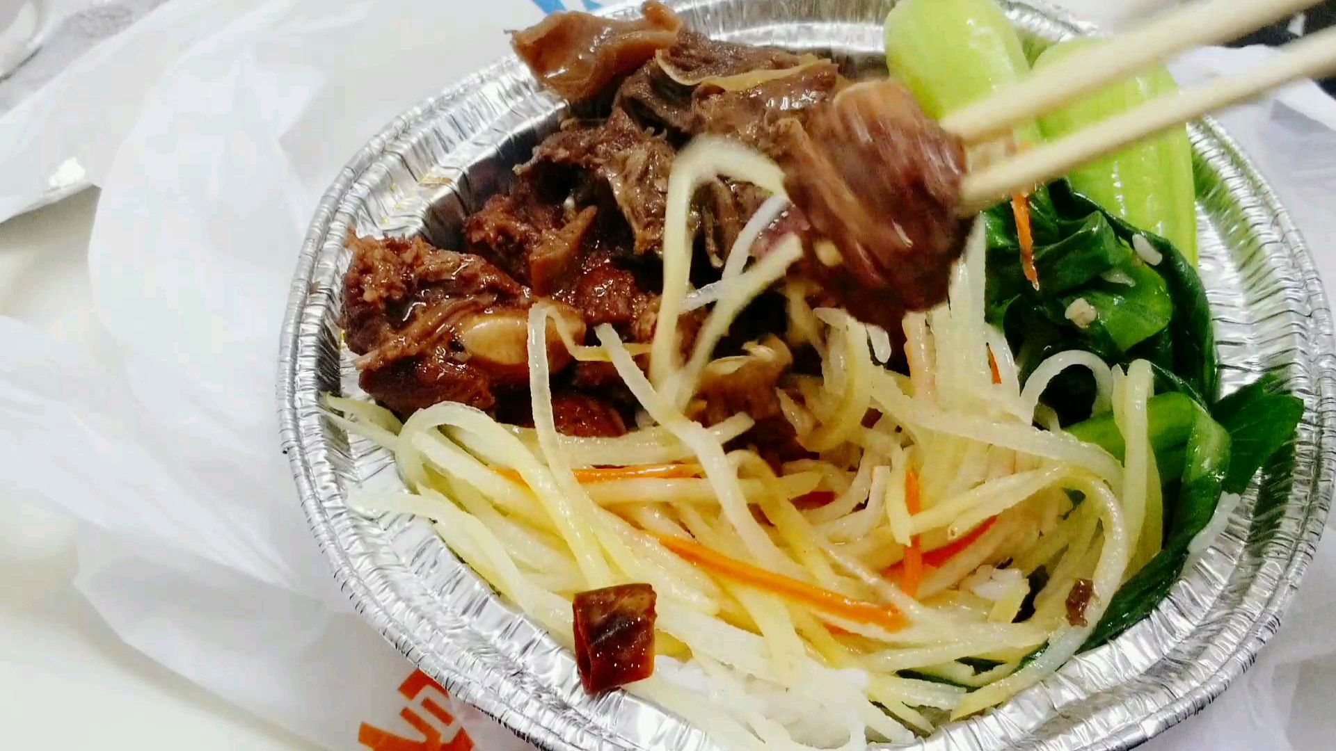 外卖25元“腊肠牛肉排骨”煲仔饭,秘制酱汁倒进锅巴,又脆又香