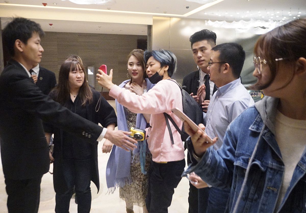 如果来了7个领导但是只有6根烟该如何分发才会都不得罪