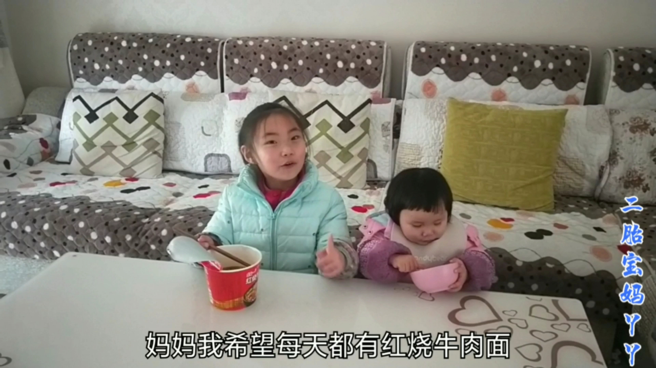 抗击疫情,17天没出门,家里只剩一桶泡面,俩孩子争着抢着吃