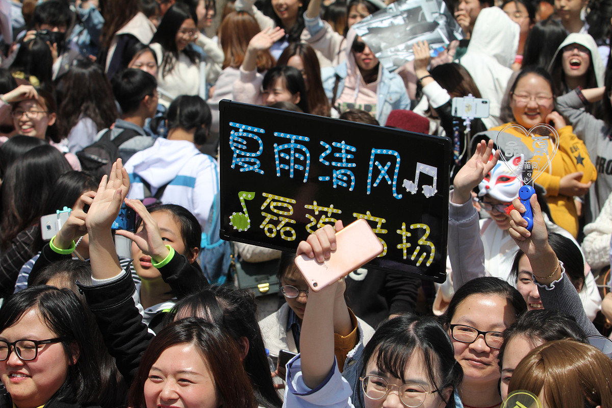 2018年4月7日,武汉,欢乐谷举办《恋与制作人》线下首场全明星见面会.*
