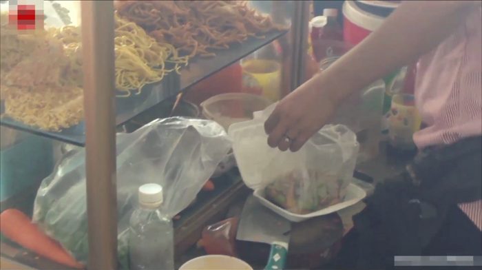 外国食品街美味的油炸全鸭 油滋滋的看起来就很美味