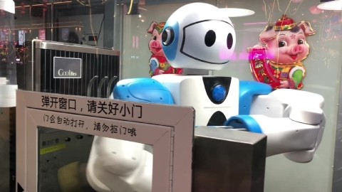 西安大唐不夜城,机器人代替人工售卖冰激凌