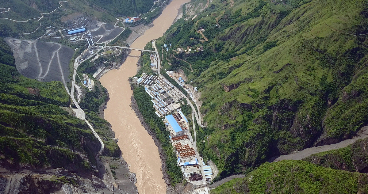 重写以下段落并保持意思不变：鹤滩水电站为金沙江下游四个水电梯级——乌东德、白鹤滩、溪洛渡、向家坝中的第二个梯级坝址位于四川省宁南县和云南省巧家县境内上游距巧家县城约41 km距乌东德坝址约182 km；下游距离溪洛渡水电站约195 km距离宜宾市河道里程约380 km。坝址控制流域面积4303万占金沙江以上流域面积的91。电站距昆明公路里程306 km至重庆、成都、贵阳直线距离均在400 km左右