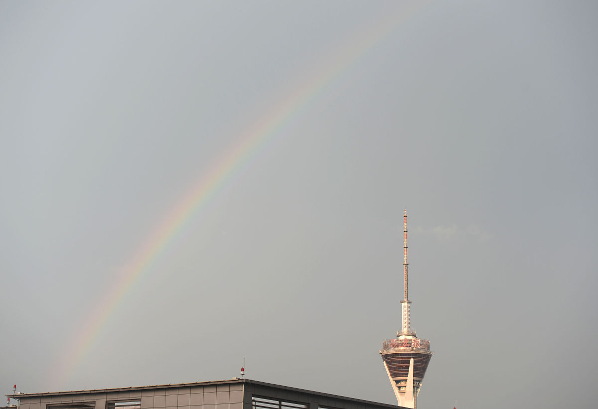 2017年7月13日,成都,大雨过后,出现一道彩虹.(如下载使用,请务必署名: