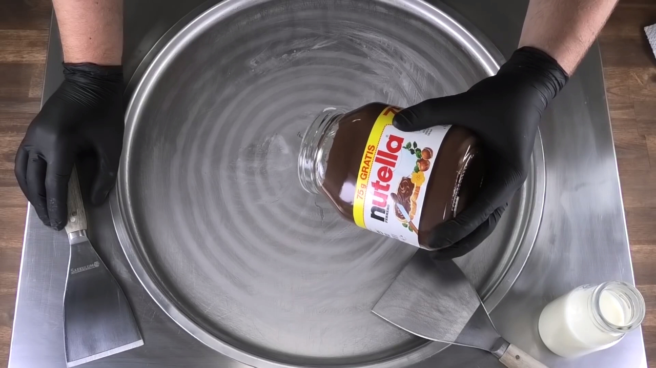 用纯巧克力酱制作出来的冰激凌炒酸奶,瞬间变成美味巧克力卷