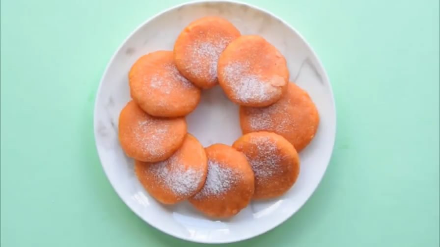 老街小吃就是可以嘴不停吃一路,酥香软糯黄金糯米甜薯饼和邪恶的流心芝士这个组合竟然意外搭配。