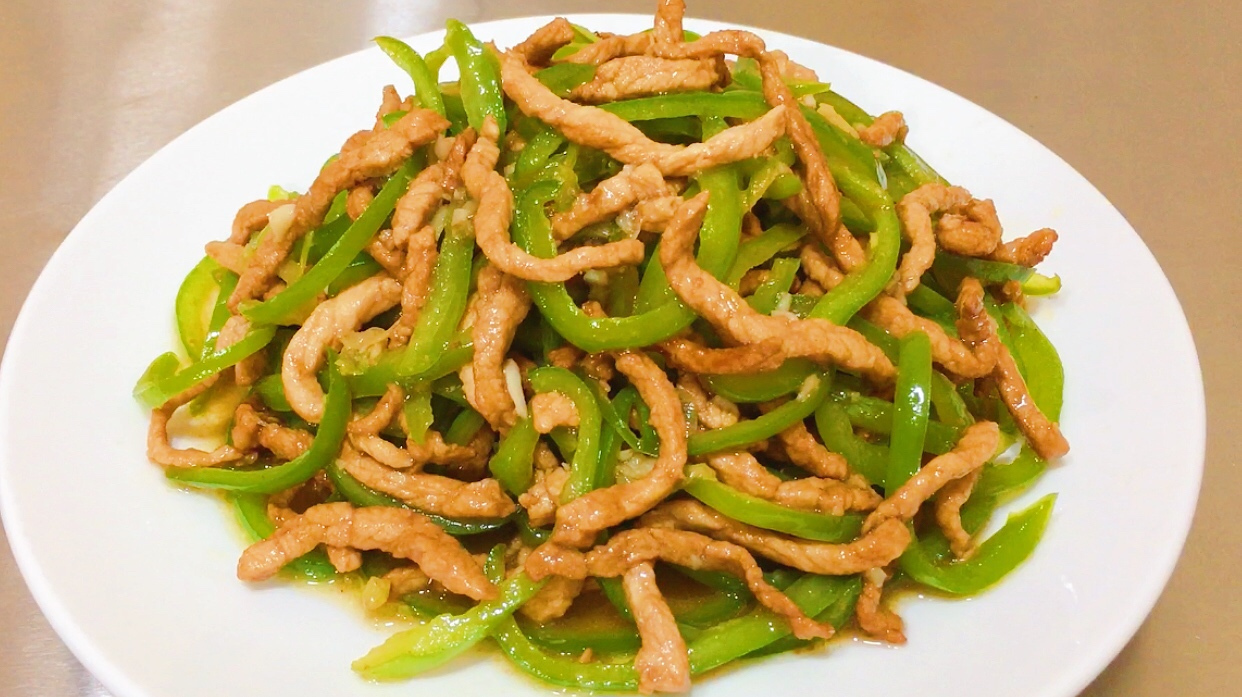 青椒肉丝怎么做?饭店大厨教你一招,肉丝滑嫩,好吃又入味