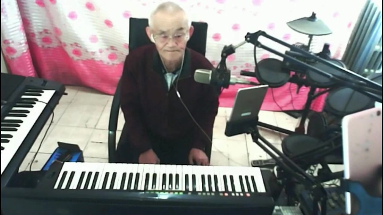 40后大爷直播歌唱DJ版小黄鸭神曲,歌声干脆利索,真呀真好听!