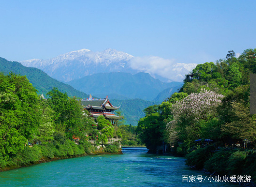 大家好,我是小康康,今天給大家推薦的旅游景點是:都江堰。 都江堰,世界水利文化的鼻祖,并且擁有眾多的名勝古跡。 水利工程李冰父子,景色秀麗文物古跡都江堰坐落在成都平原西部的岷江上,位于四川省都江堰市城西。 都江堰,不僅是舉世聞名的中國古代水利工程,也是著名的風景名勝區。 都江堰附近景色秀麗,文物古跡眾多,主要有伏龍觀,二王廟,安瀾索橋,玉壘關,離堆公園,玉壘山公園,玉女峰,靈巖寺,普照寺,翠月湖,都江堰水利等工程。 由于都江堰水利工程歷史悠久,規模宏大,定為世界文化遺產。