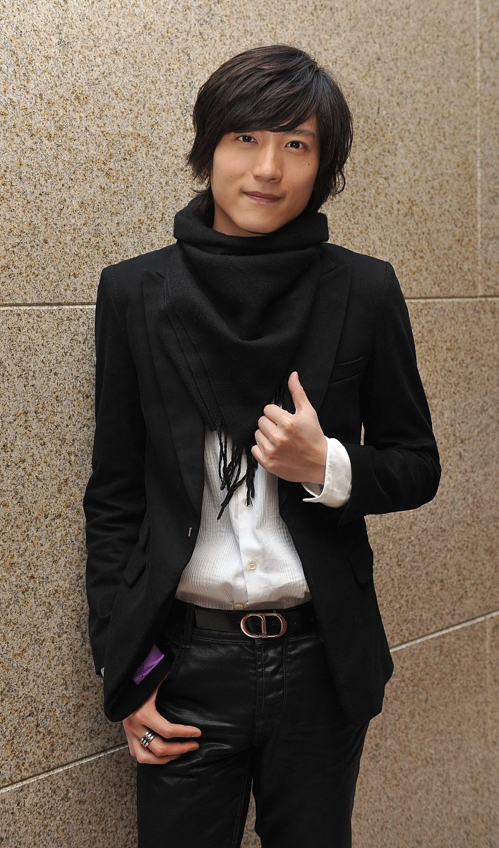 2011年4月2日,北京,娱乐传媒机构艺立方举办新闻发布会.***_***张峻宁