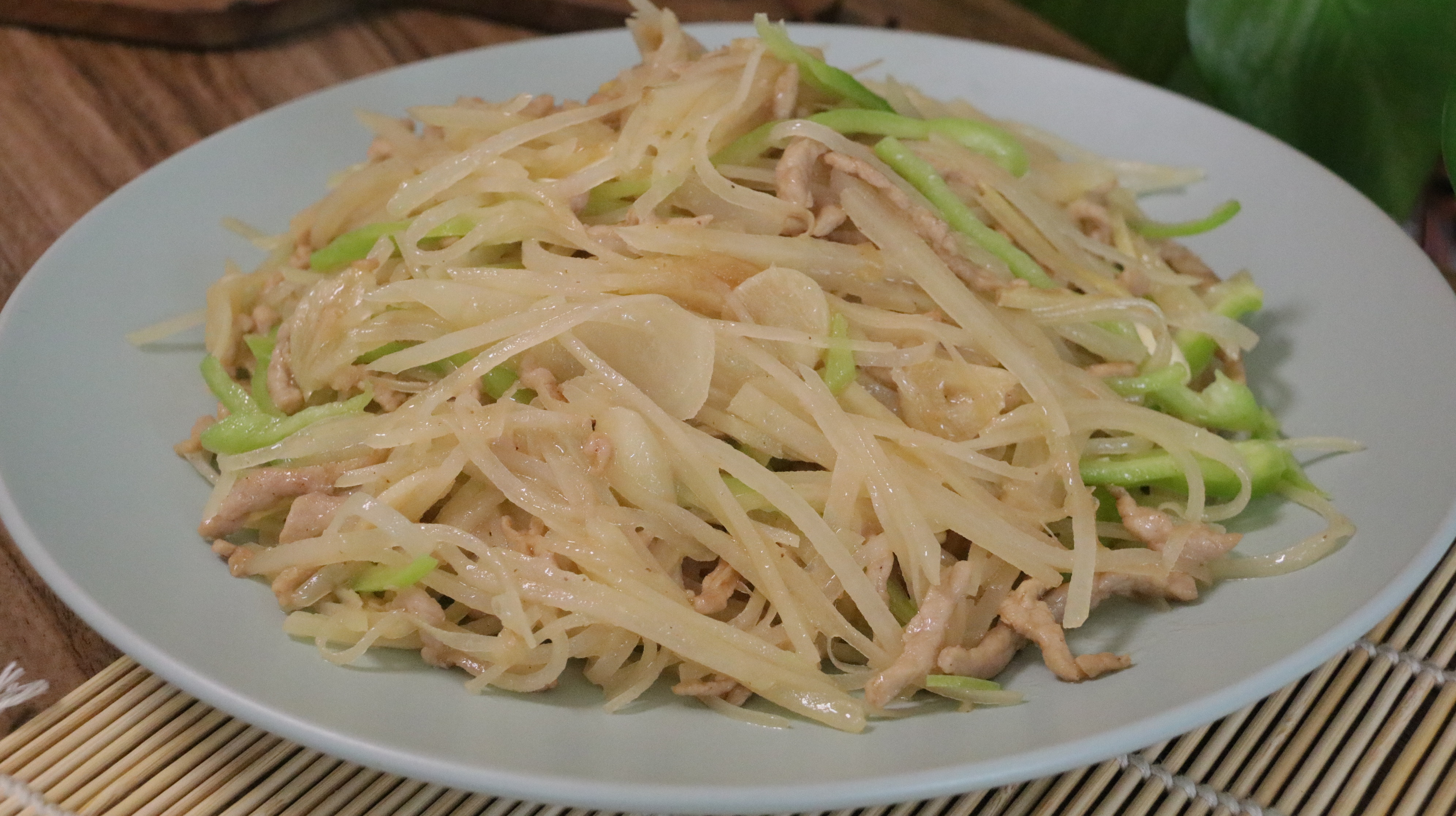 家常土豆丝炒肉的技巧,肉质滑嫩、土豆丝口感脆爽还不粘锅